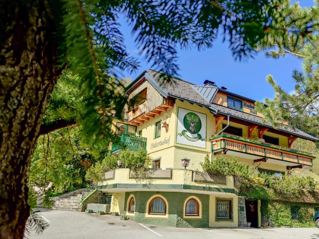 un gran edificio en la cima de una colina en Landgasthof Hubertusstubn, en Sankt Michael im Lungau