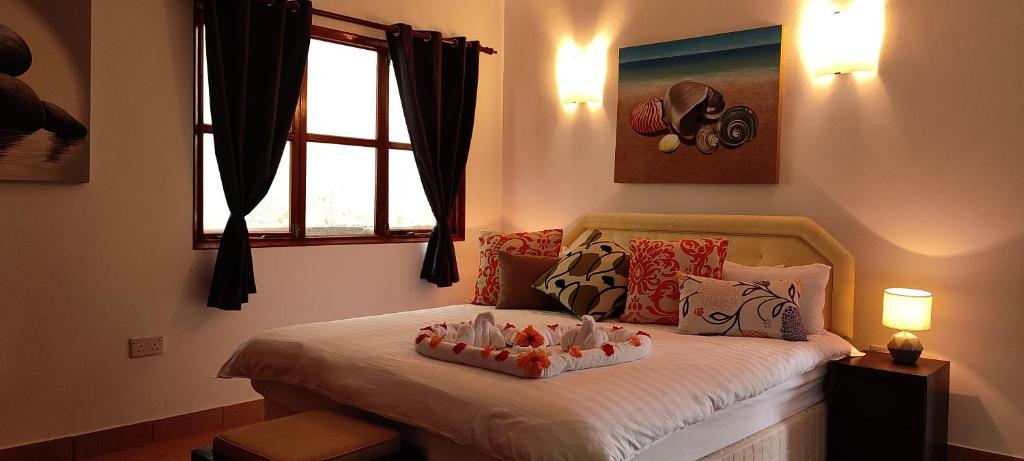 Chalets Des Vacances في تاكاماكا: غرفة نوم بها سرير عليه صينية طعام