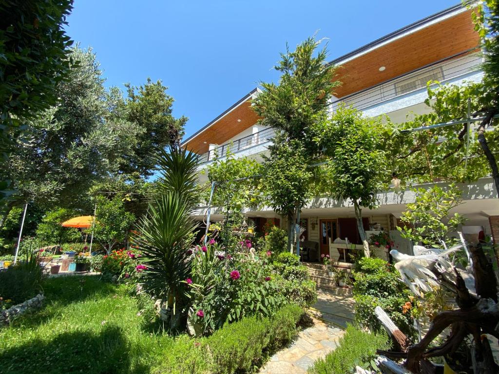 einen Garten vor einem Gebäude in der Unterkunft Bellavista Villa in Durrës
