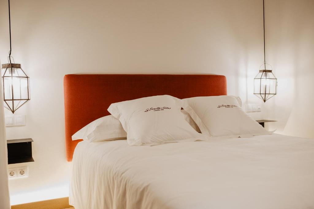 Postel nebo postele na pokoji v ubytování La Ermita Suites - Único Hotel Monumento de Córdoba