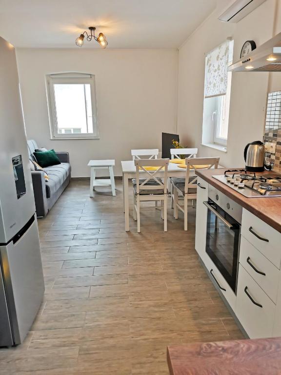 Kuchyňa alebo kuchynka v ubytovaní Apartment Roman