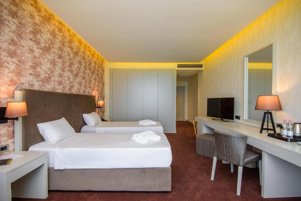 Postel nebo postele na pokoji v ubytování The Grand Gloria Hotel
