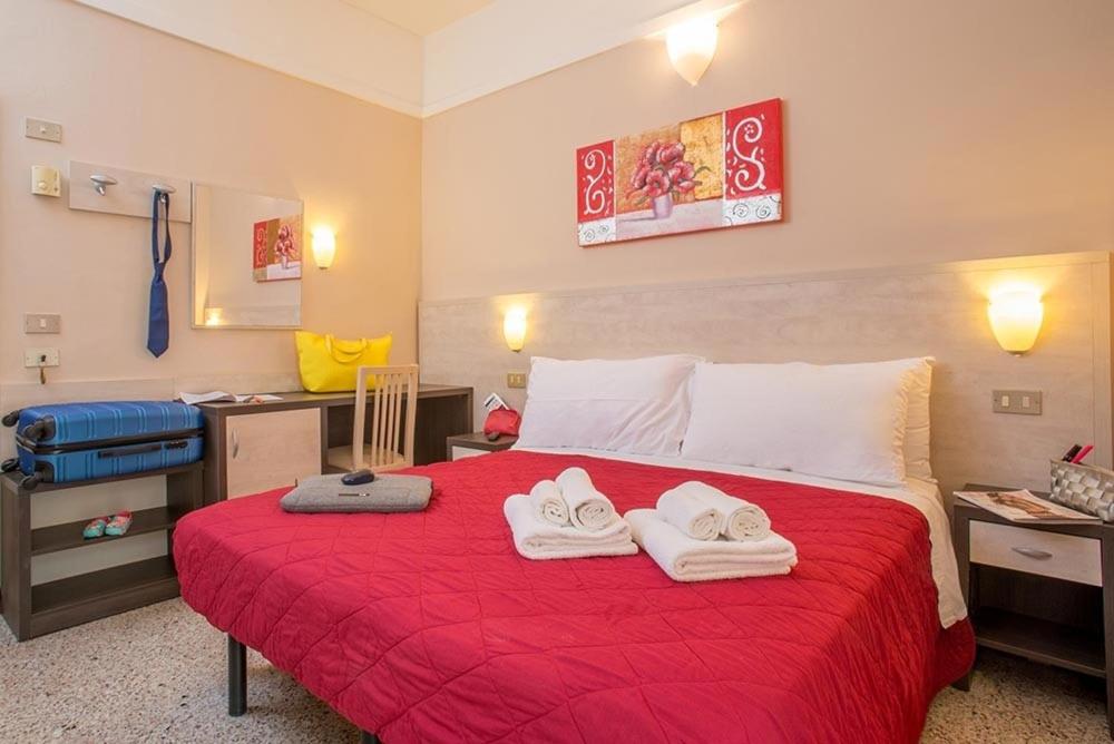 Postel nebo postele na pokoji v ubytování Hotel London