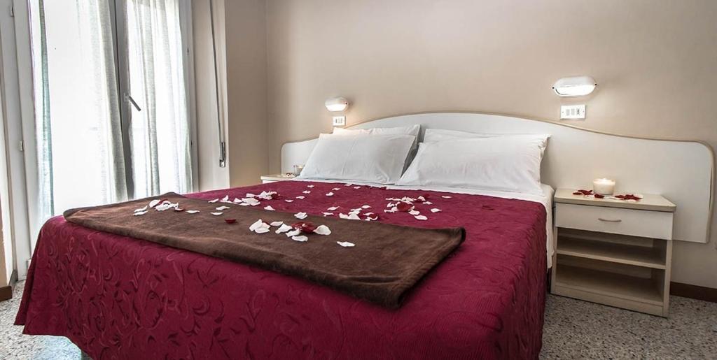 Postel nebo postele na pokoji v ubytování Hotel London