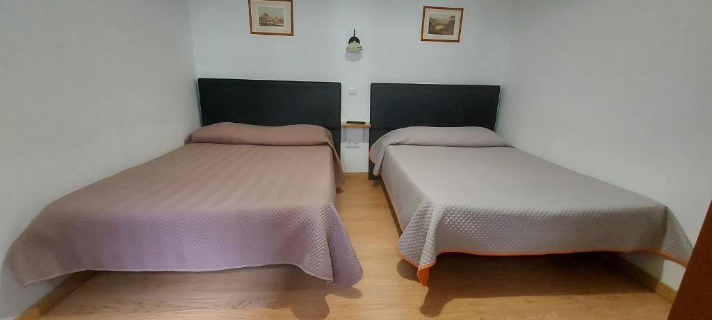 a room with two beds in a room at Alojamento Local Manuel da Parreira in Figueira da Foz