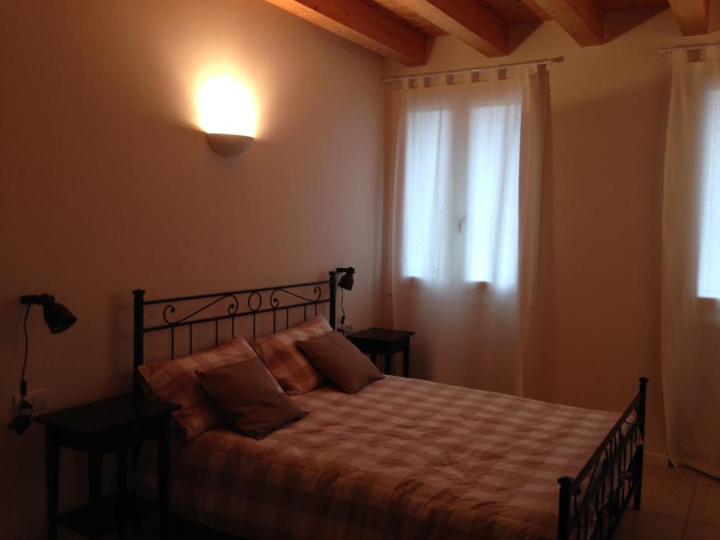 1 dormitorio con cama y ventana en Casa di Giulia, en Verona