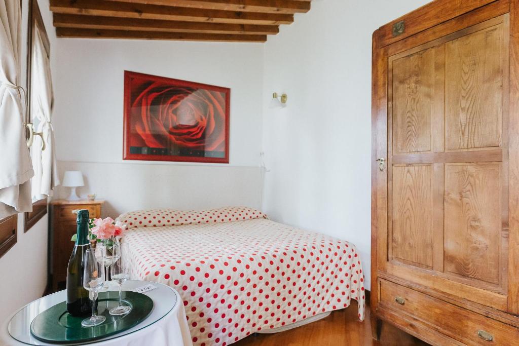 Un pequeño dormitorio con una cama y una mesa. en La Casa Di Scarlett, en Florencia