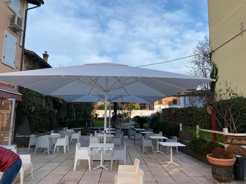 Patio nebo venkovní prostory v ubytování Albergo Al Cacciatore Tortellinando