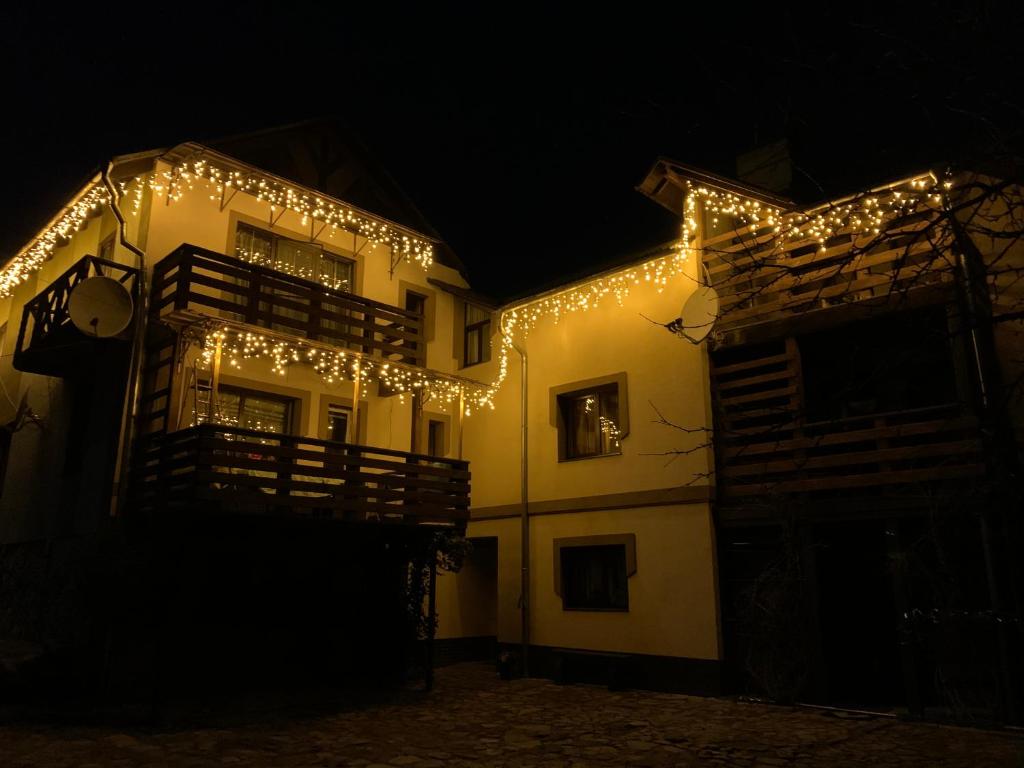 Un edificio con le luci di Natale sopra la notte di Sadyba Lesivykh a Slavske