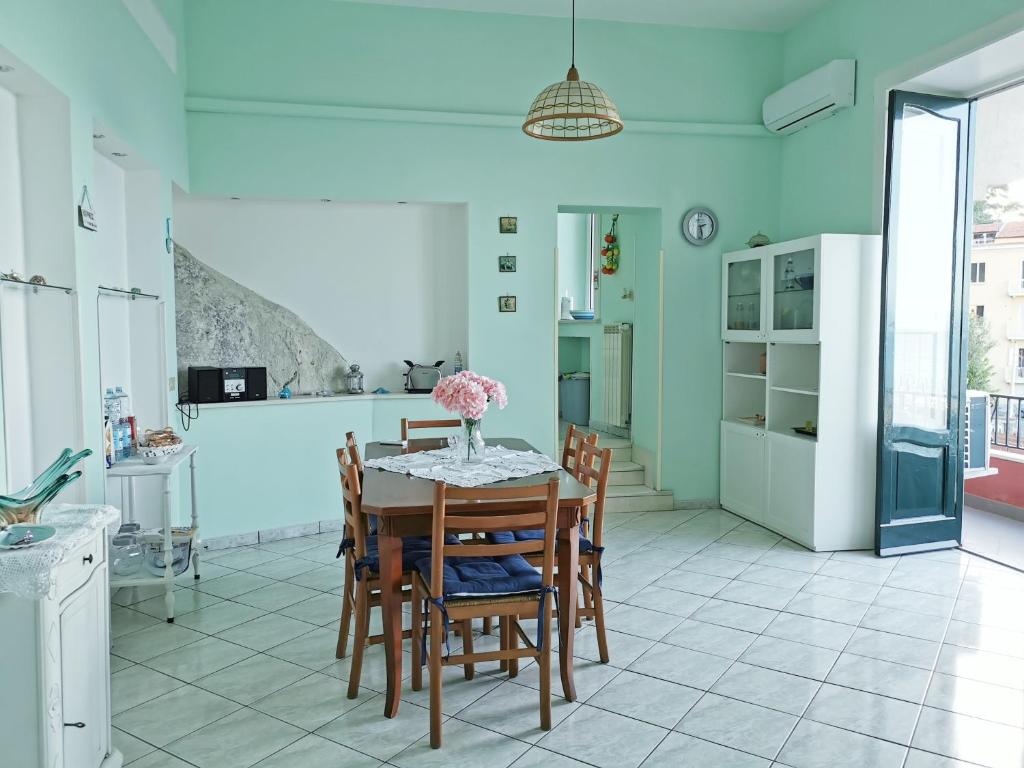 - une cuisine et une salle à manger avec une table et des chaises dans l'établissement Casa Consy, à Sorrente