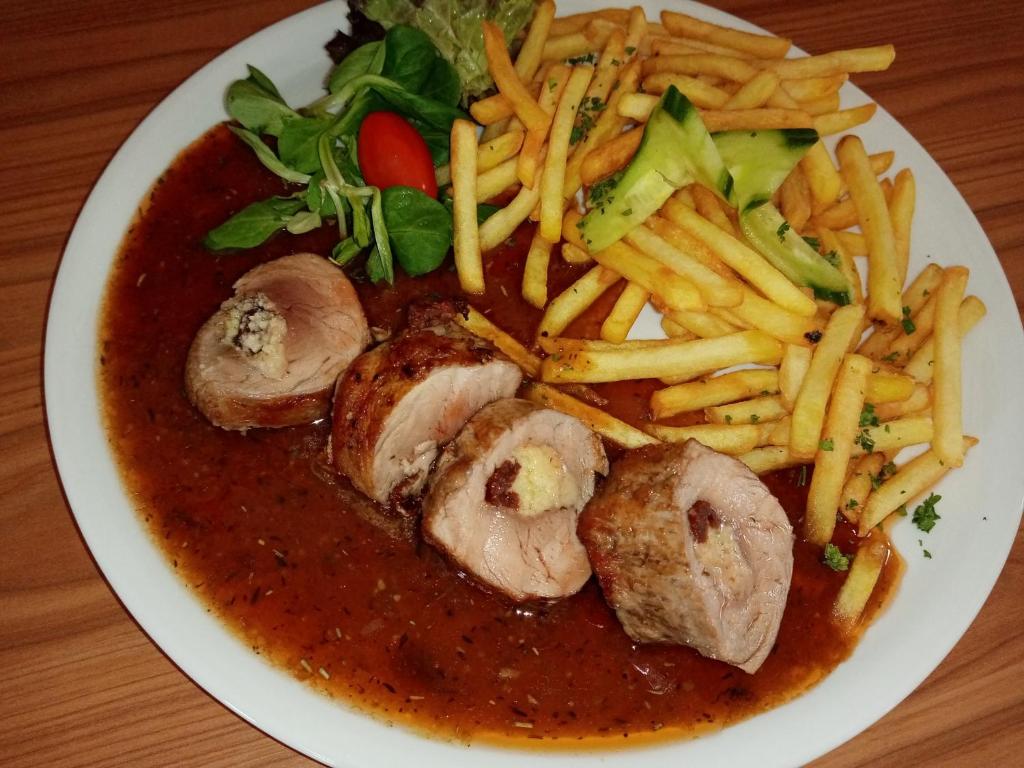 Makanan di atau di tempat lain dekat perkemahan