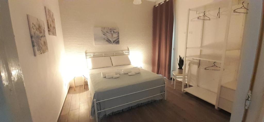 サンタ・マリア・アル・バーニョにあるCasa Carlottaのベッドルーム1室(キャンドル付)