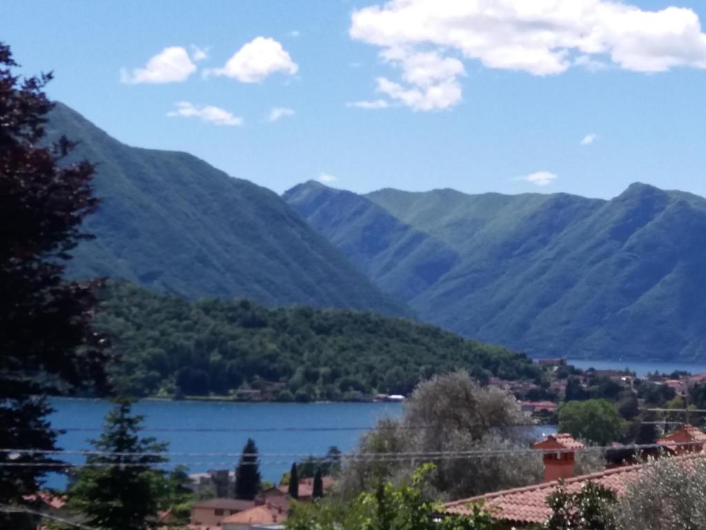 - une vue sur un lac avec des montagnes en arrière-plan dans l'établissement Residence Belvedere Apartment Bolvedro, à Tremezzo