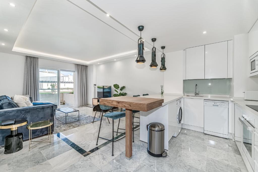 Kuchyň nebo kuchyňský kout v ubytování New and Modern Apartment in the heart of Puerto Banús