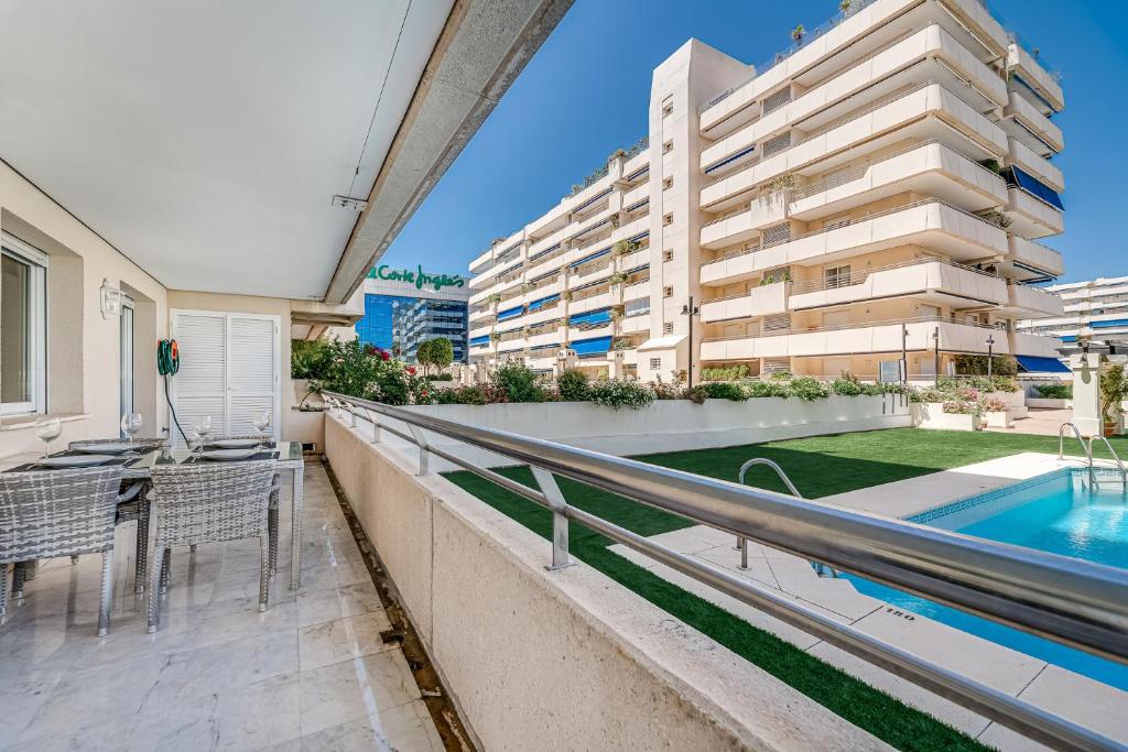 Bazén v ubytování New and Modern Apartment in the heart of Puerto Banús nebo v jeho okolí