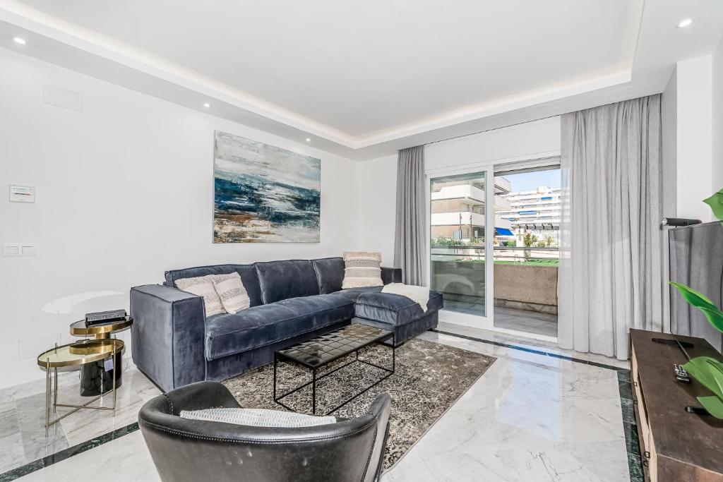Posezení v ubytování New and Modern Apartment in the heart of Puerto Banús