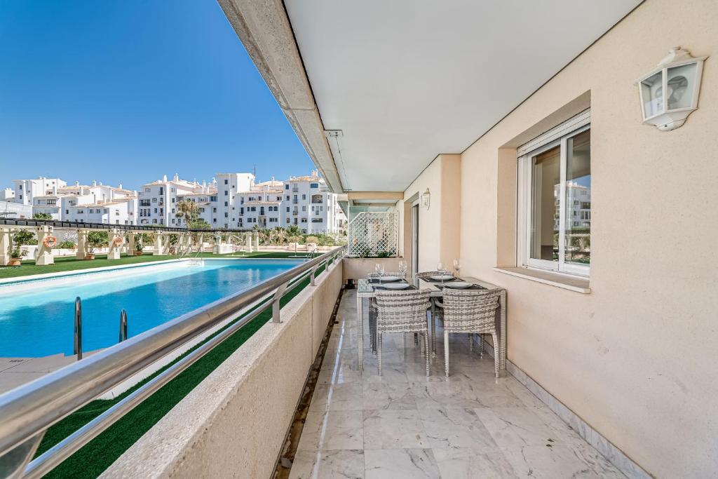 Bazén v ubytování New and Modern Apartment in the heart of Puerto Banús nebo v jeho okolí