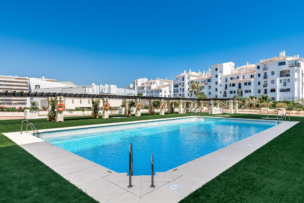 Bazén v ubytování New and Modern Apartment in the heart of Puerto Banús nebo v jeho okolí