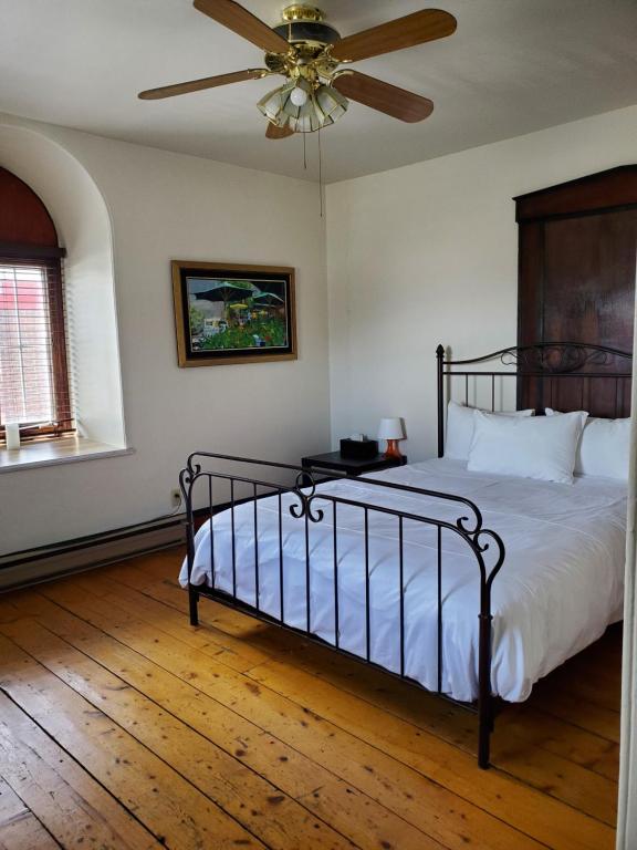 En eller flere senge i et værelse på Orange Bistro