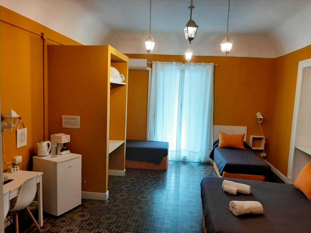 mały pokój z 2 łóżkami i oknem w obiekcie B&B Kike w Katanii