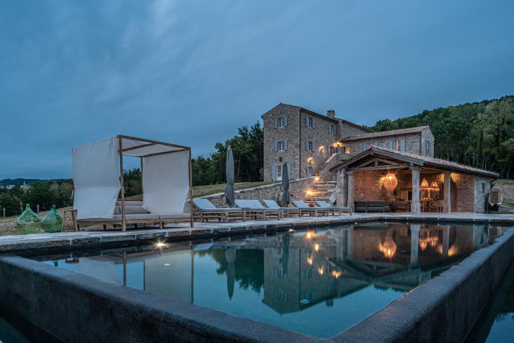 ein Außenpool mit einem Gebäude im Hintergrund in der Unterkunft Luxury estate with 6 hectares land near hilltop town Motovun in Kaldir