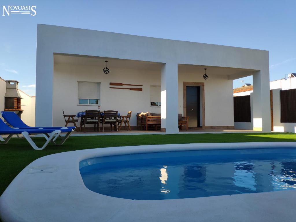 una piscina en el patio de una casa en Novoasis en Chiclana de la Frontera