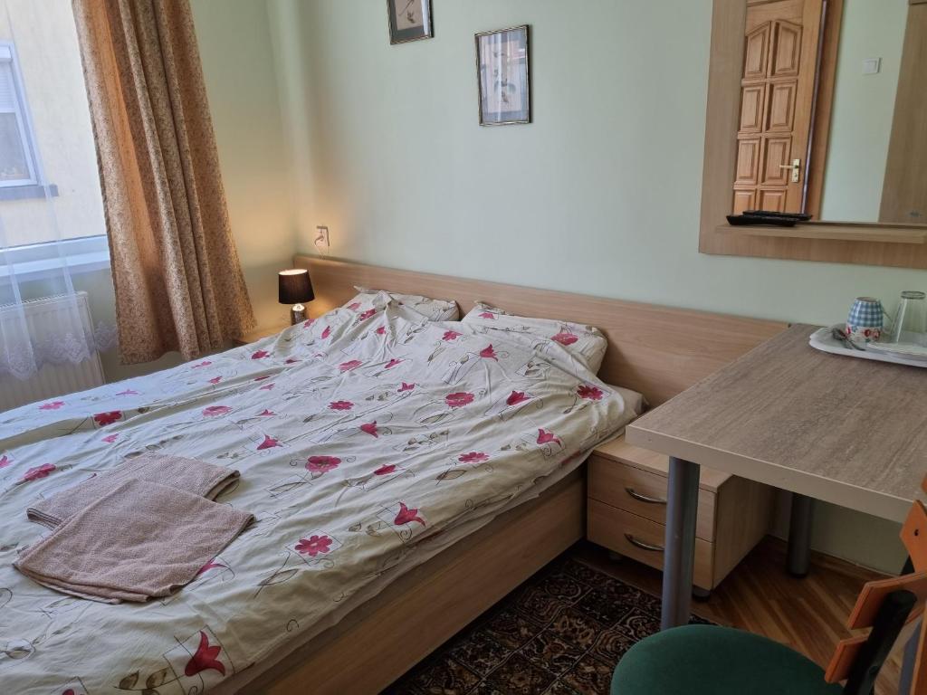 un letto non rifatto in una stanza con tavolo di LivingPalanga Meta3 a Palanga