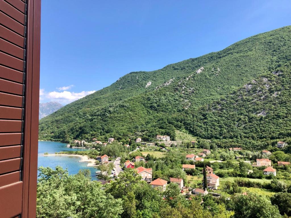 vistas a un pueblo en un río en una montaña en Lavender Bay Apartment D9, en Donji Morinj