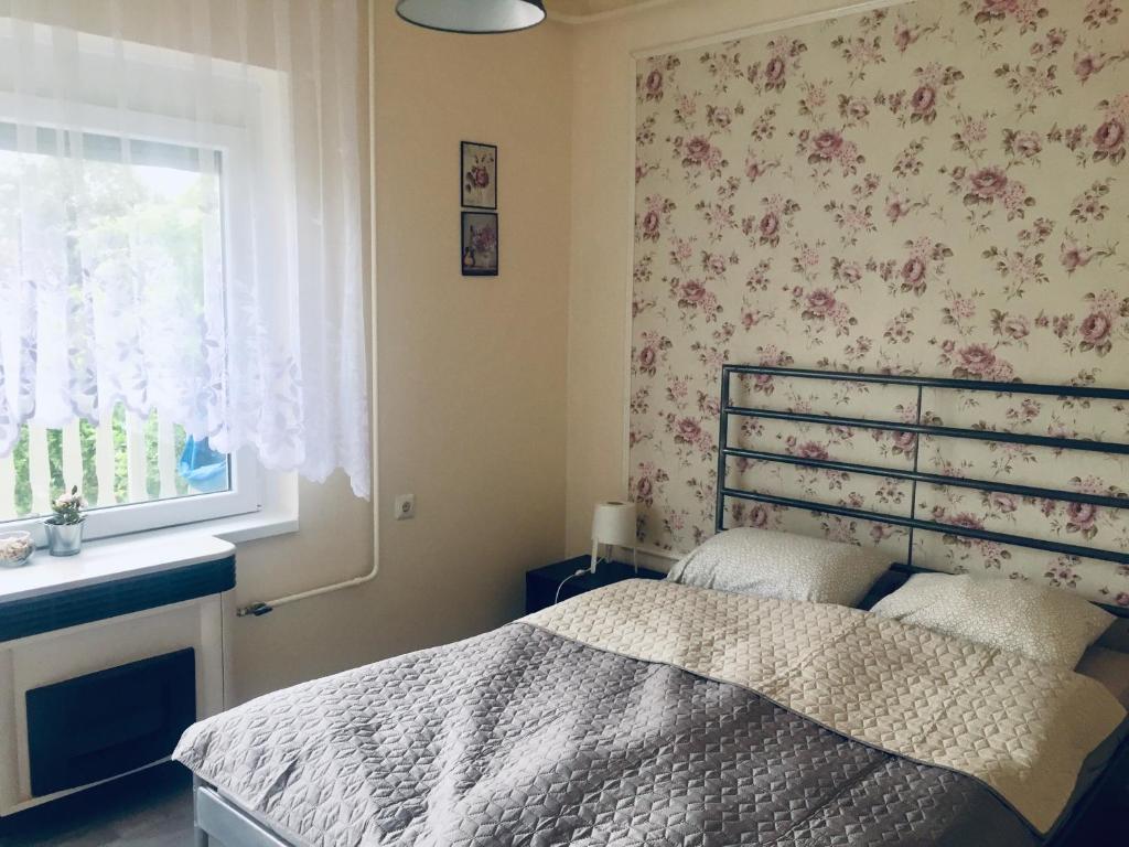Postel nebo postele na pokoji v ubytování Lelle-kert Apartman 01