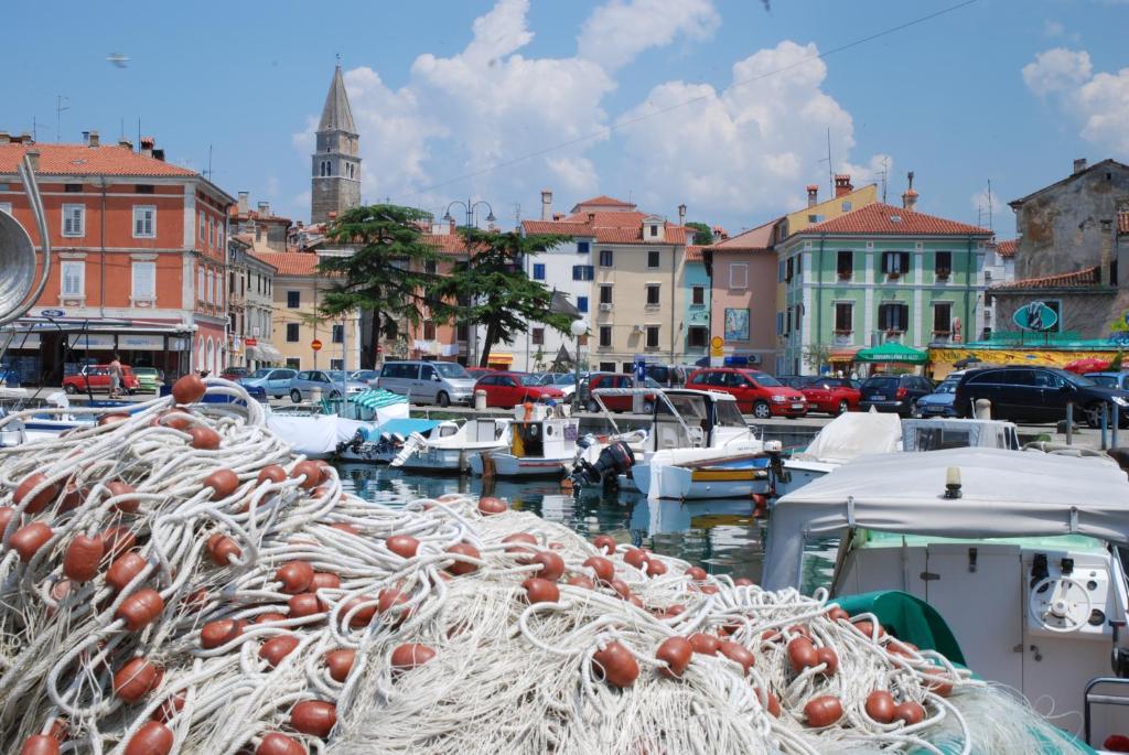 Nespecifikovaný výhled na destinaci Izola nebo výhled na město při pohledu z hotelu