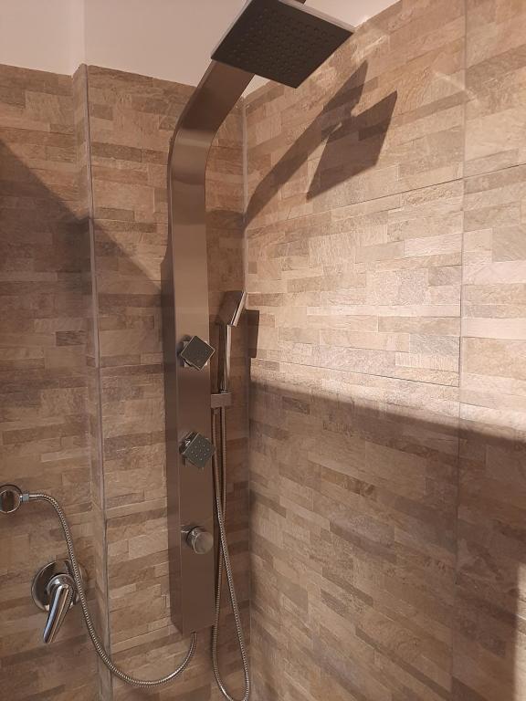 y baño con ducha y puerta de cristal. en Taormina Private Apartment by Fragranza Di Sicilia, en Taormina