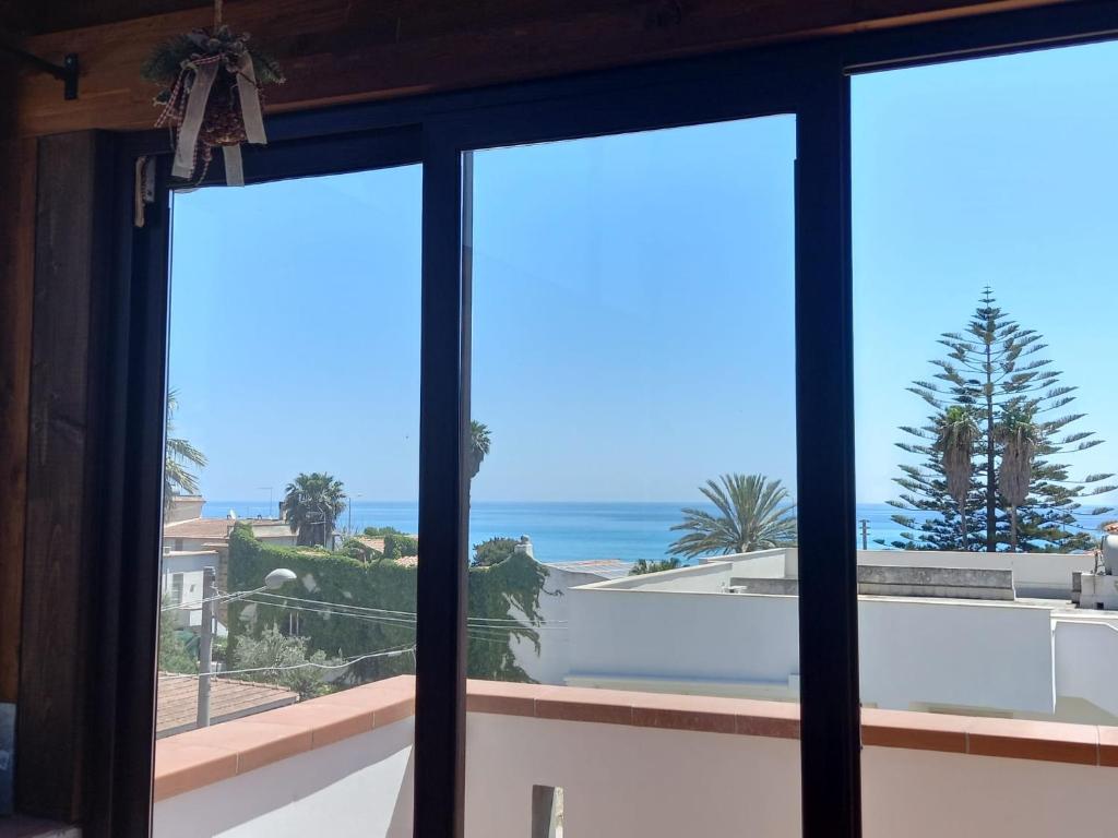 una finestra con vista sull'oceano da una casa di Panorama sul Mare a Noto Marina