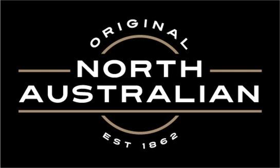un logo australien blanc du nord sur fond noir dans l'établissement Original North Australian, à Bowen