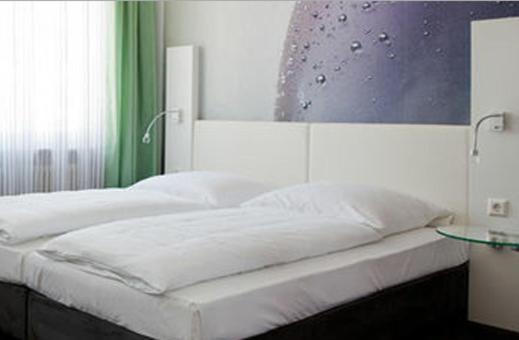 
A bed or beds in a room at Zum Schwanen
