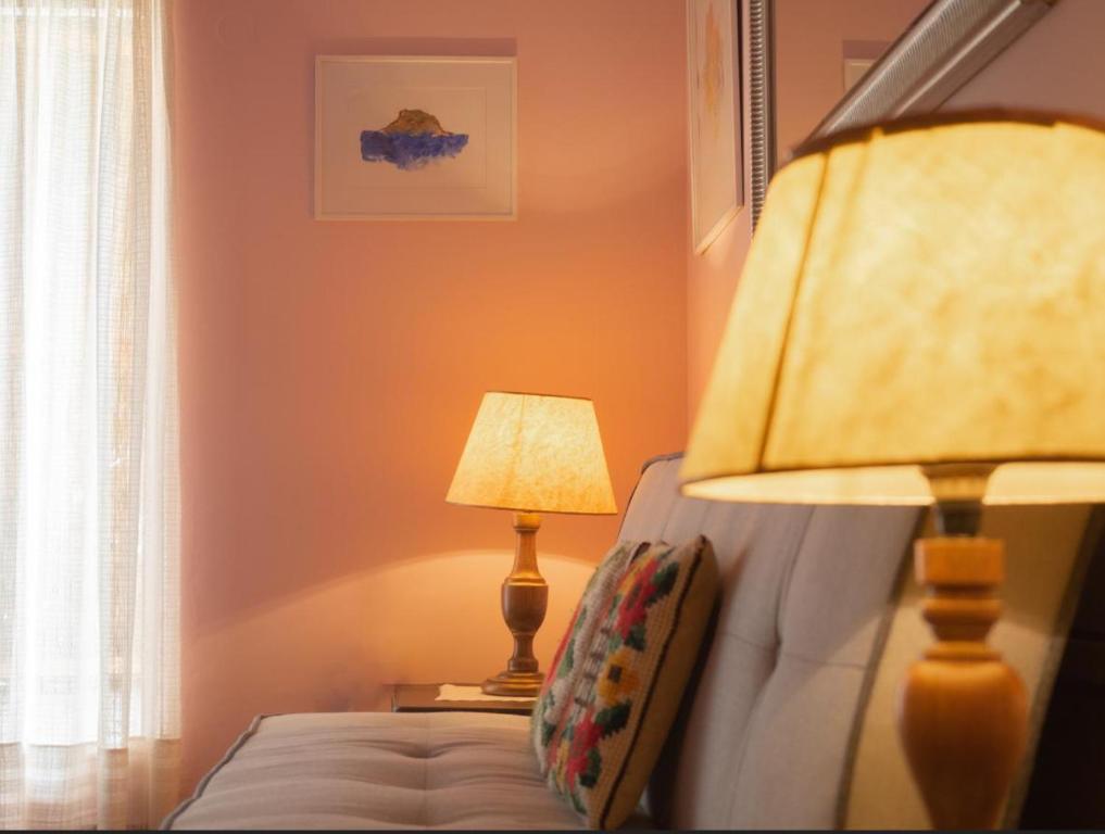- une chambre avec un lit doté d'une lampe et d'une fenêtre dans l'établissement Private Art Studio 50m from sea (1-4 per), à Monemvasia