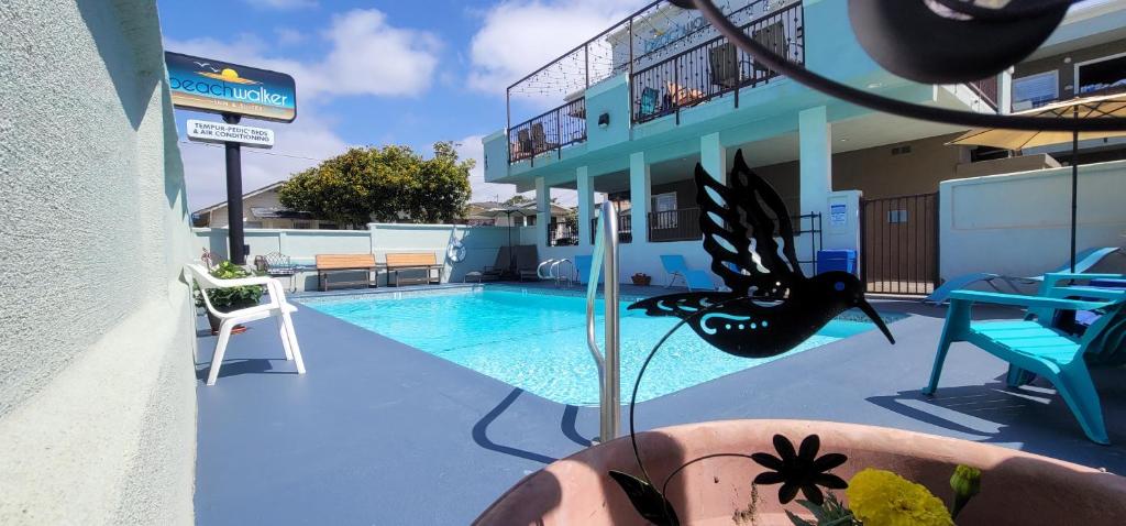 Bazén v ubytování Beachwalker Inn & Suites nebo v jeho okolí