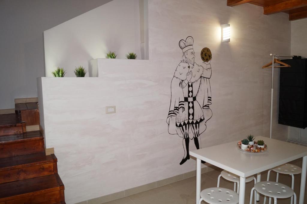 Ściana z rysunkiem kobiety w obiekcie Briscola Home w Katanii