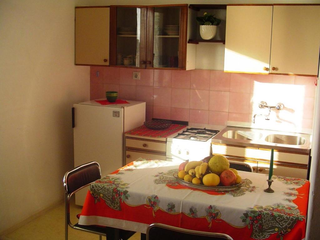 Kuchyňa alebo kuchynka v ubytovaní Apartment in Pakoštane with sea view, balcony, WiFi (3539-1)