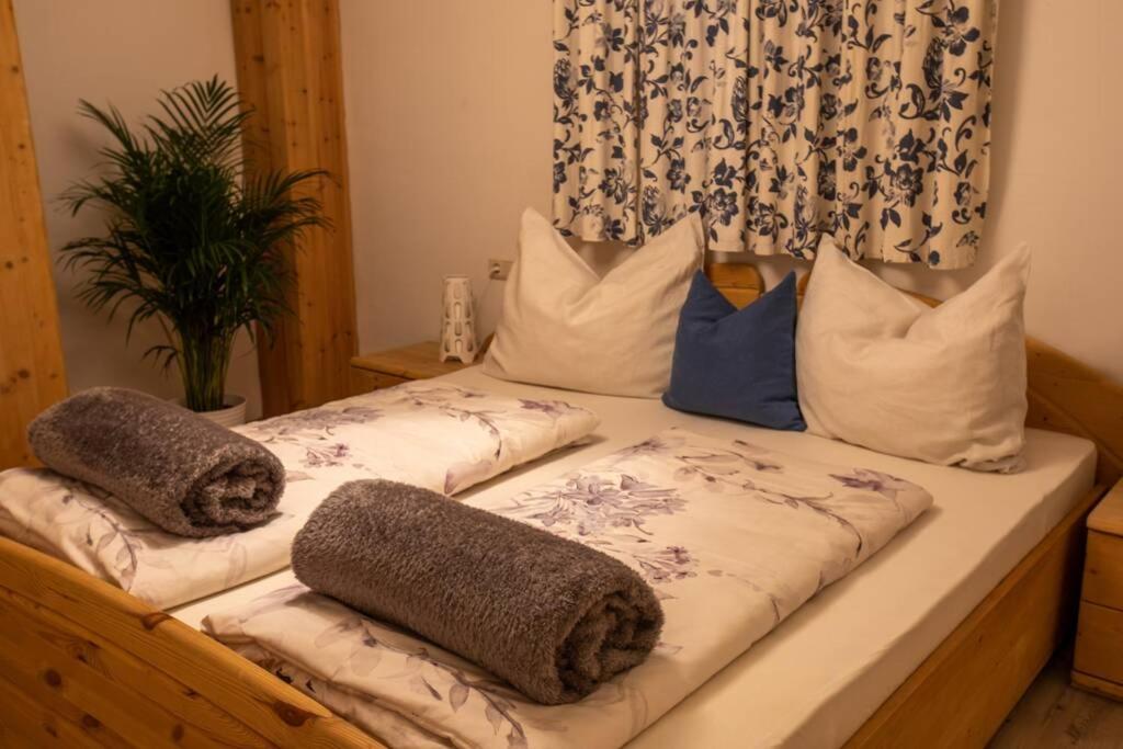 łóżko z dwoma poduszkami na górze w obiekcie App Schlossblick - Wohnung Hammerwand 2 w mieście Umes