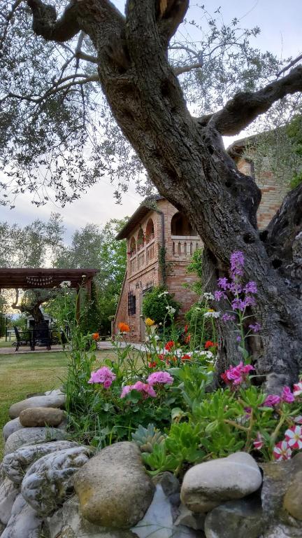 un giardino fiorito di fronte a un edificio di Agriturismo Terralieta a Roseto degli Abruzzi