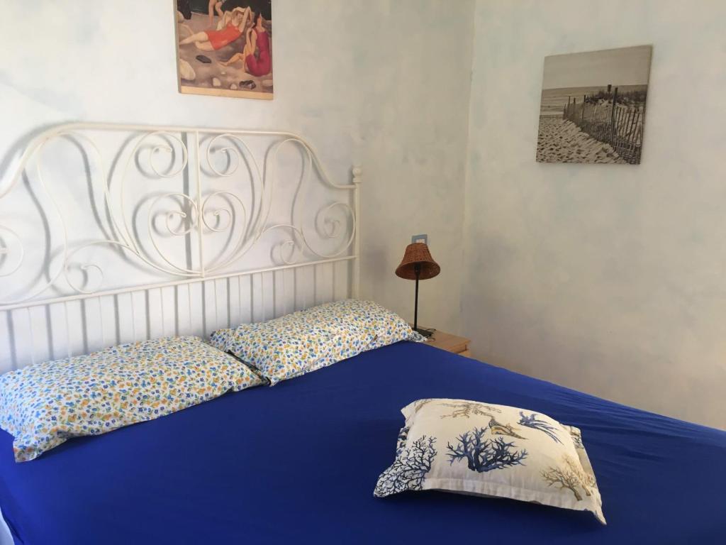 Posteľ alebo postele v izbe v ubytovaní Villetta a schiera con giardino - porto pollo