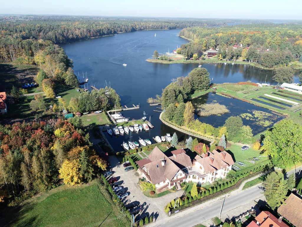 uma vista aérea de uma grande propriedade sobre um lago em Pensjonat Janus em Ruciane-Nida