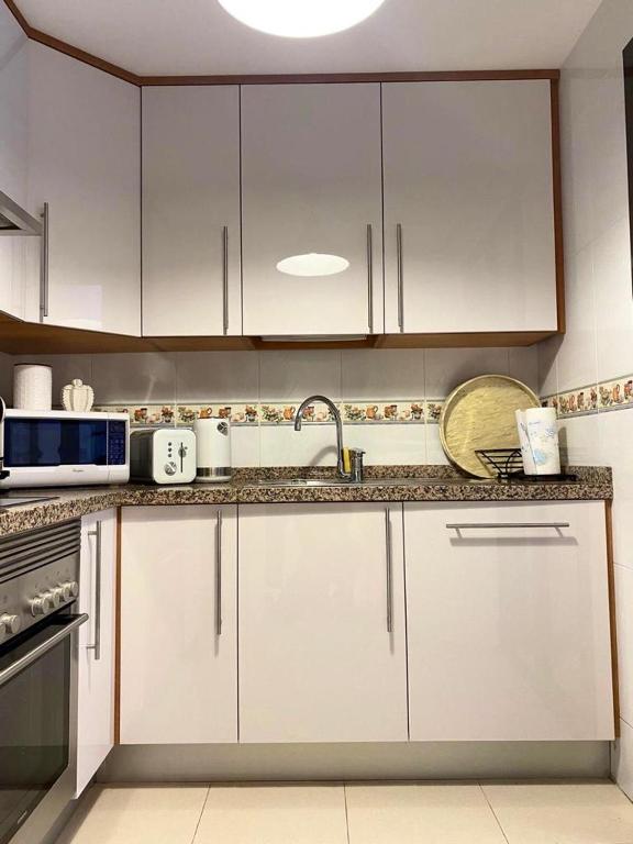 Kuchyň nebo kuchyňský kout v ubytování Flamingo Apartment Coto Real La Duquesa