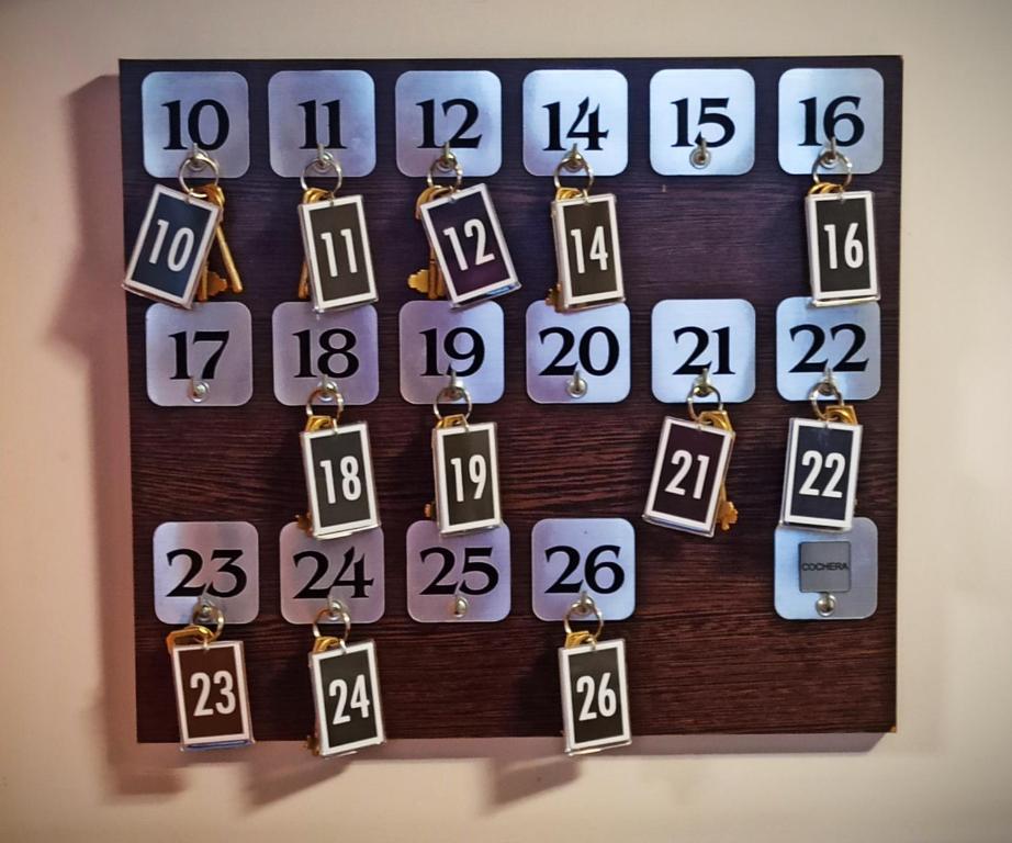 uma tabela periódica de madeira com números em Hotel Miceli em Bragado