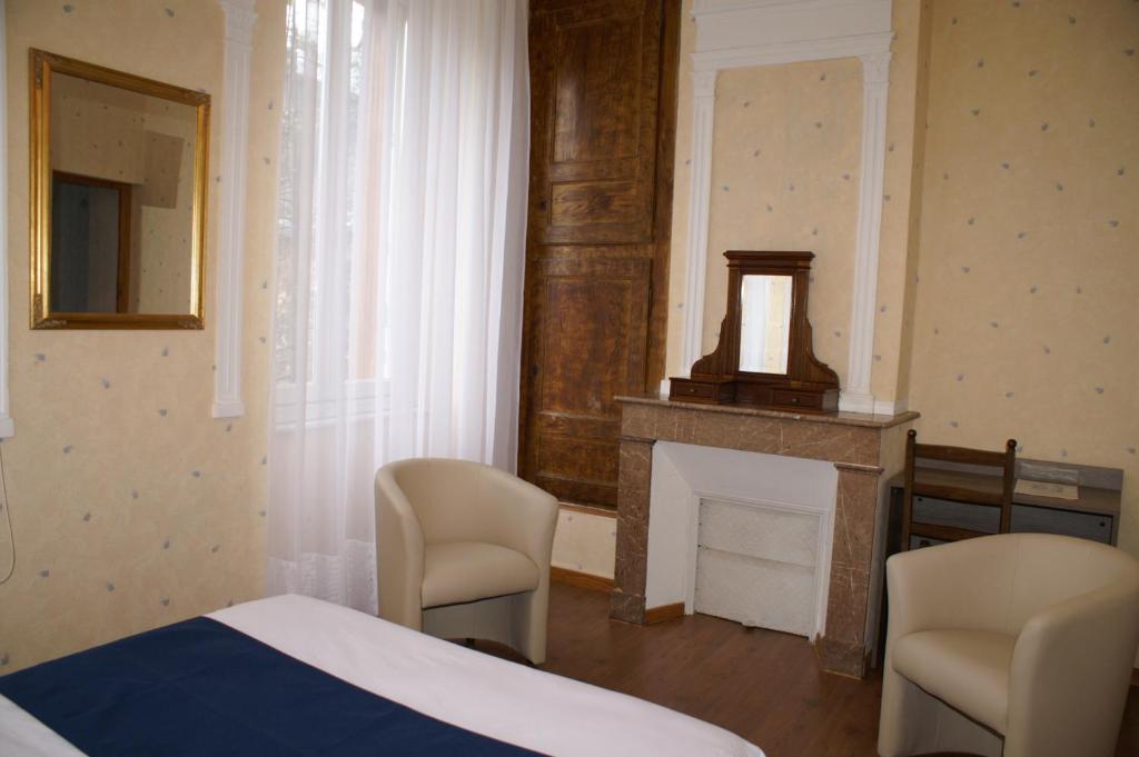 Postel nebo postele na pokoji v ubytování Hôtel Céleste