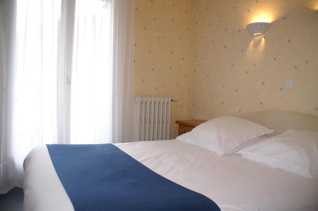 Postel nebo postele na pokoji v ubytování Hôtel Céleste