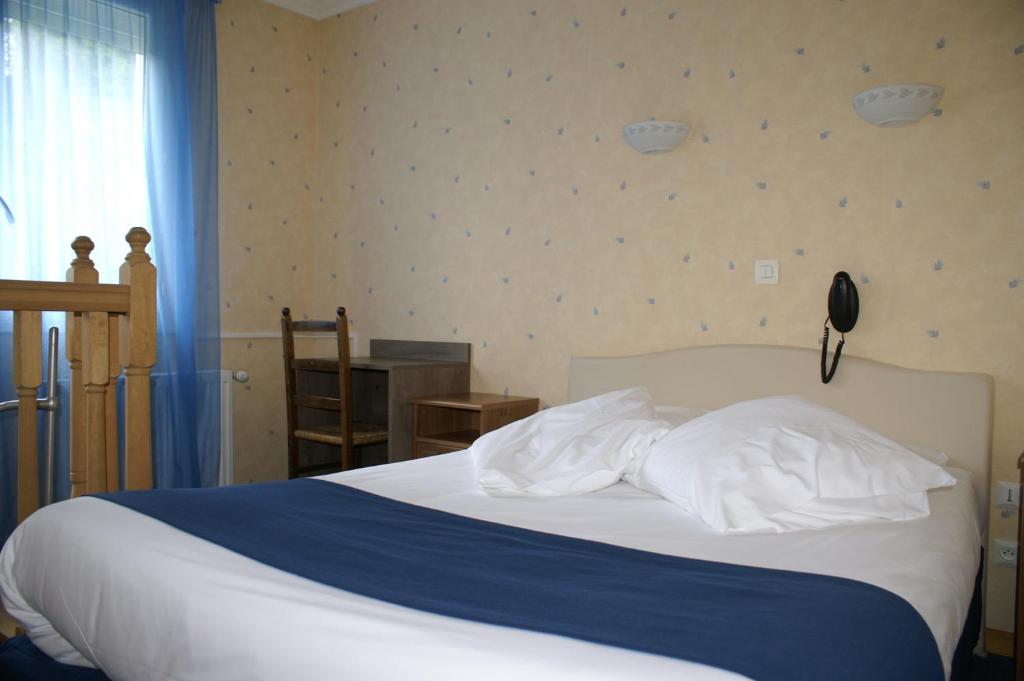 Postel nebo postele na pokoji v ubytování Hôtel Céleste