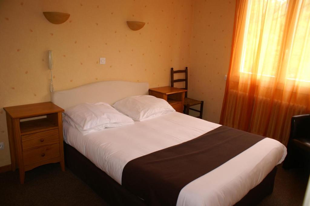 Postel nebo postele na pokoji v ubytování Hôtel Céleste