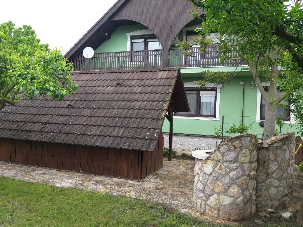 ポロスローにあるTavasz Nyaralóの茶屋根と木の緑家