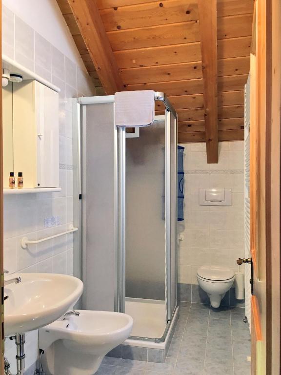 Koupelna v ubytování Rifugio Monti Pallidi